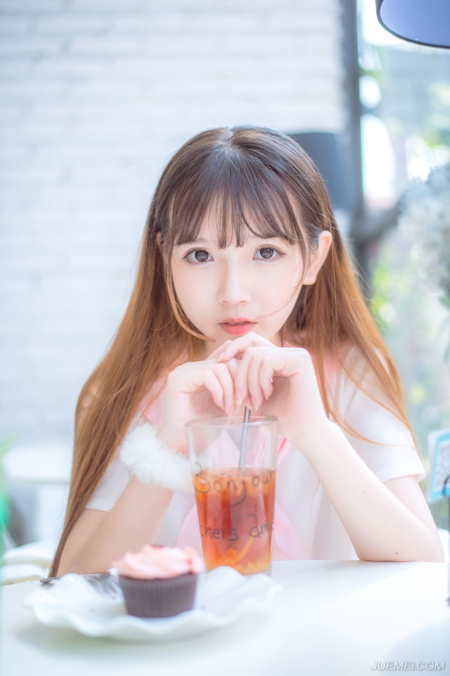当众人警惕的来到营寨的时候，看着围在原本存放王印的房舍之外，一圈圈横七竖八的尸体以各种姿势倒在地上的时候，还是吃了一惊，不是因为死人，而是因为众人经过确认之后，这留在营寨里的四百人，竟然没有一个活口。